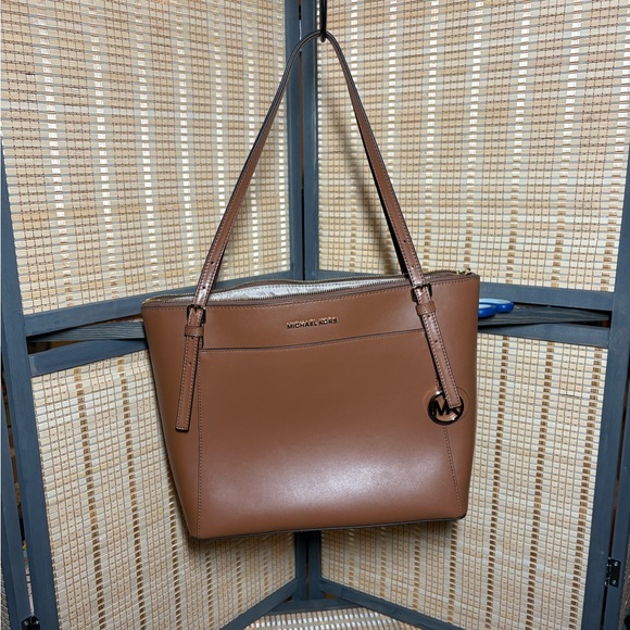 Michael Kors Voyager Large Saffiano Leather Tote - Picture 4 of 14